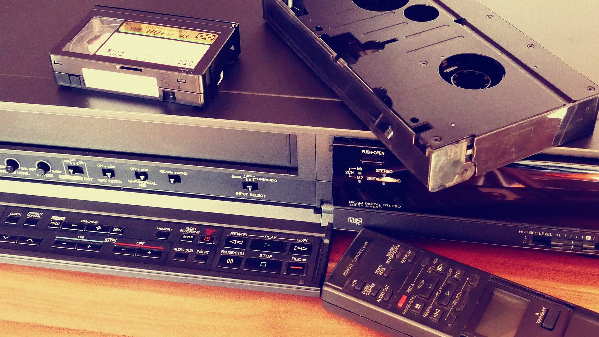 Hi8 8mm VCR Video Cassette Recorder, Play and Digitize Your Old 8mm and Hi8  Tapes